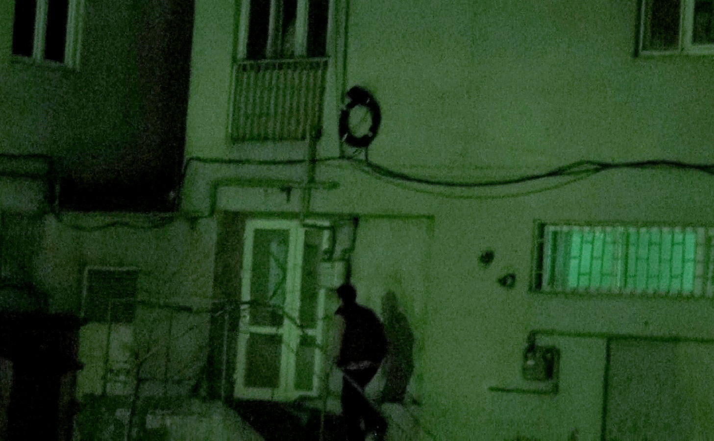 Spre seara, Adrian Enache a ajuns la blocul unde locuieste fosta lui sotie si a incercat mai intai sa intre prin spate, dar a gasit usa incuiata