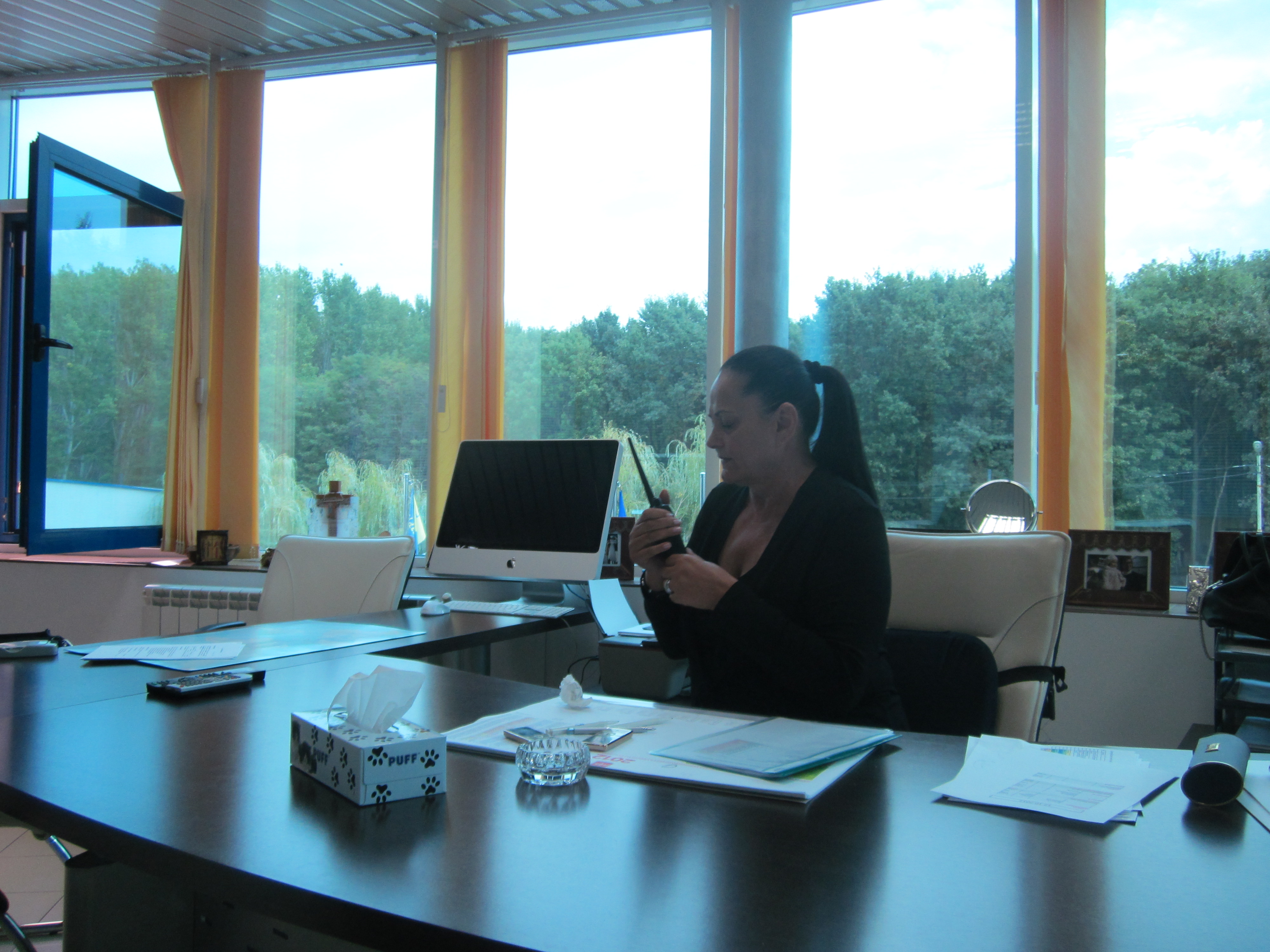 Alina Naghi foloseste statia de emisie-receptie pentru a comunica mereu cu angajatii fabricii