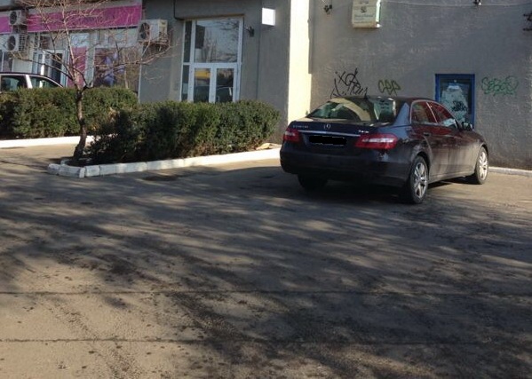 Toata ziua, masina lui Adrian Enache a stat in acelasi loc, semn ca acesta nu a parasit nicio clipa locuinta fostei sale sotii