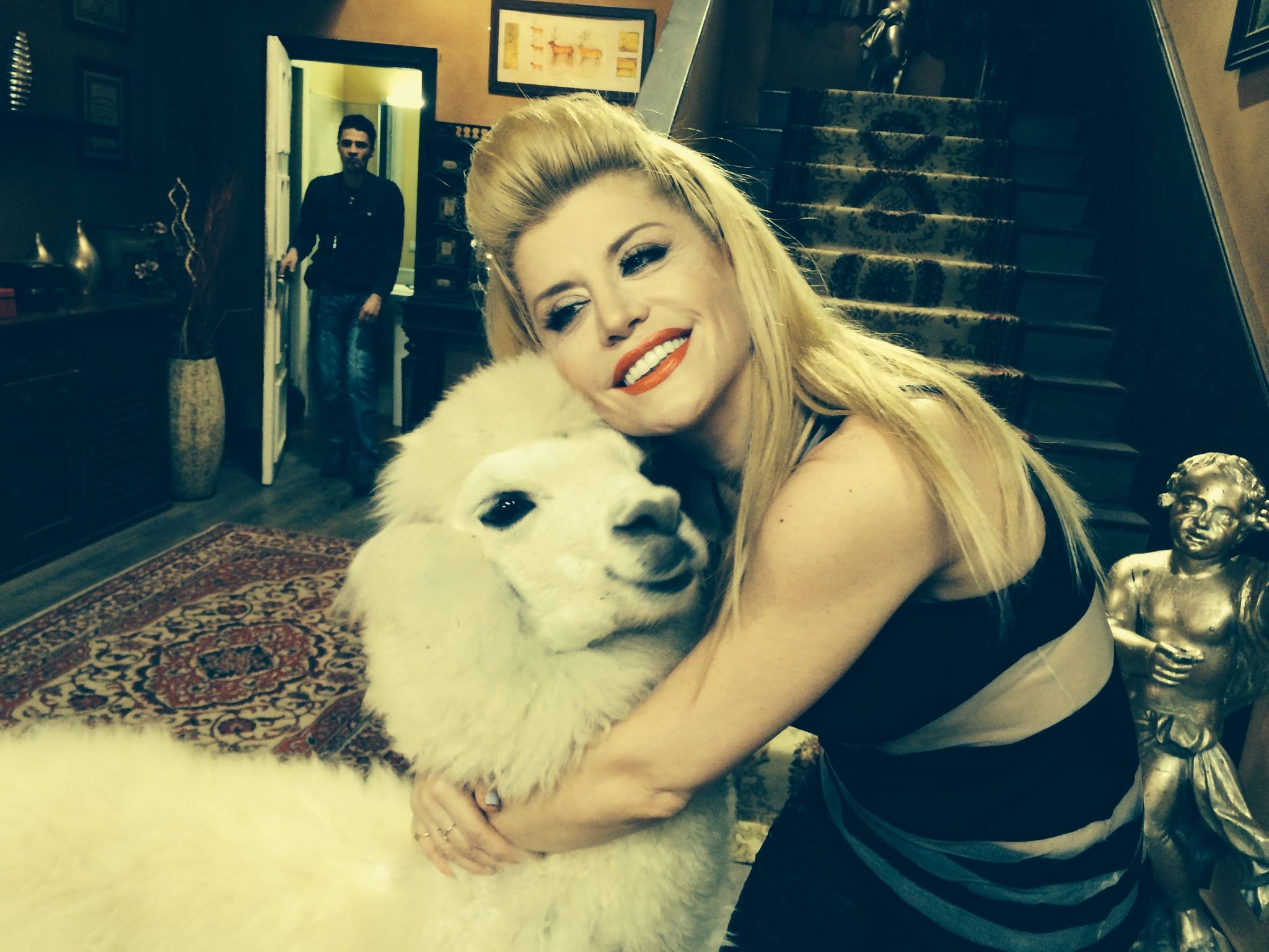 Loredana imbratiseaza in poza de pe Facebook o lama