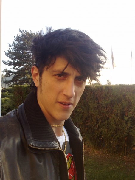 Desi acum interpreteaza rolul unui cocalar, in adolescenta, Costi era rocker