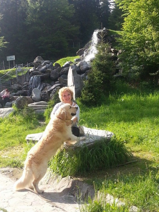 Vedeta este foarte atasata de Gore, cainele ei, cu care petrece foarte mult timp foto: Facebook