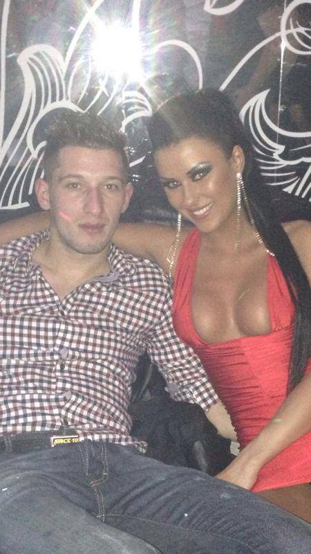 Bruneta visa ca va trai toata viata alaturi de Costea