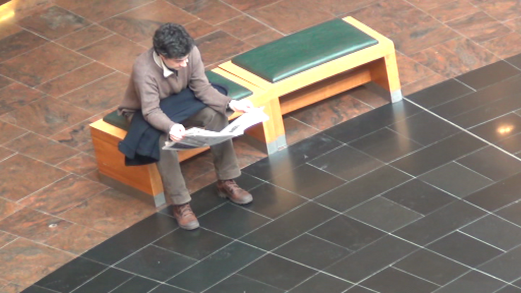 Mihai Calin citeste ziarul la mall