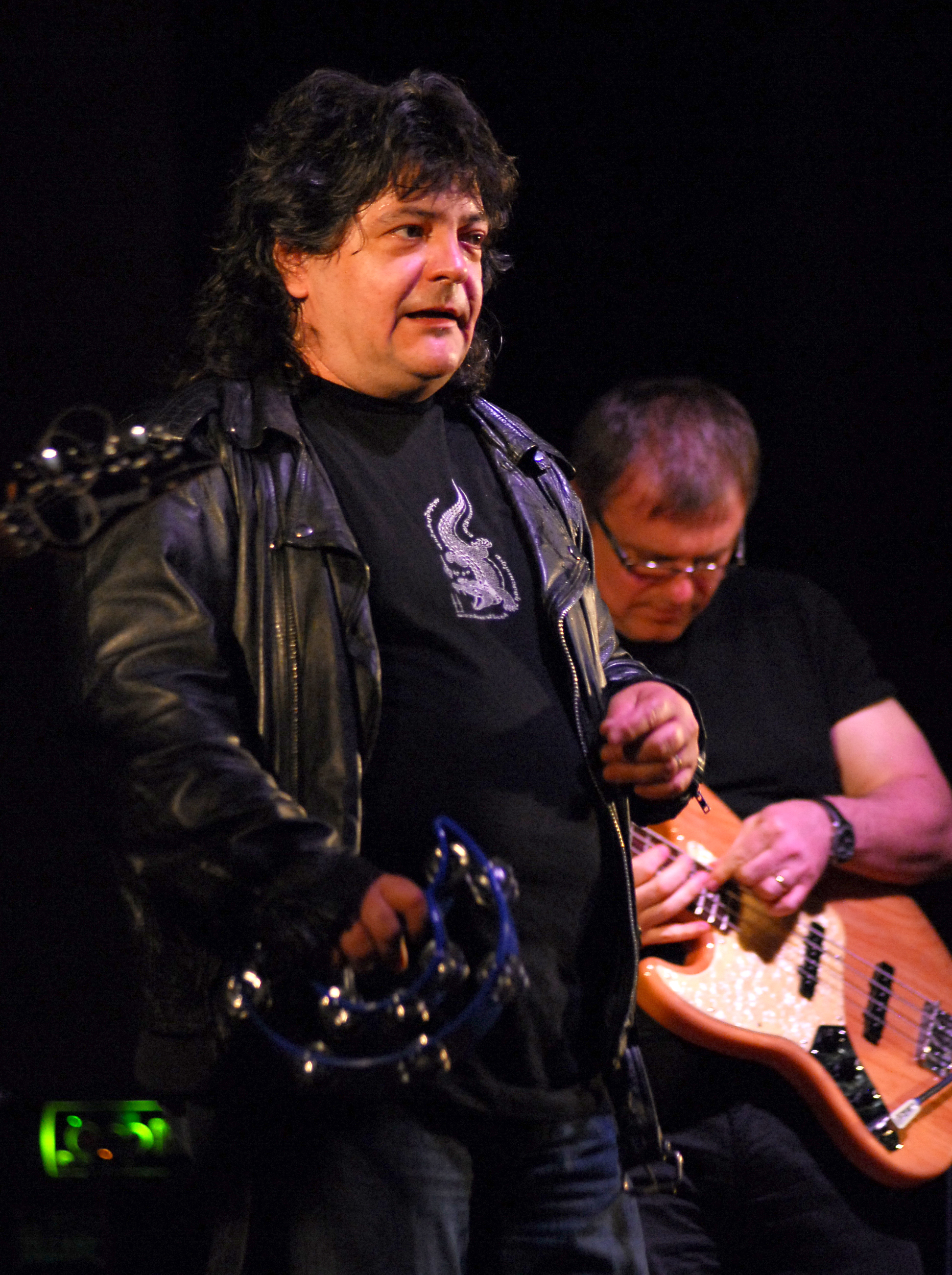 Leo Iorga este foarte bine primit pe scena, publicul fiindu-i aproape in lupta cu cancerul