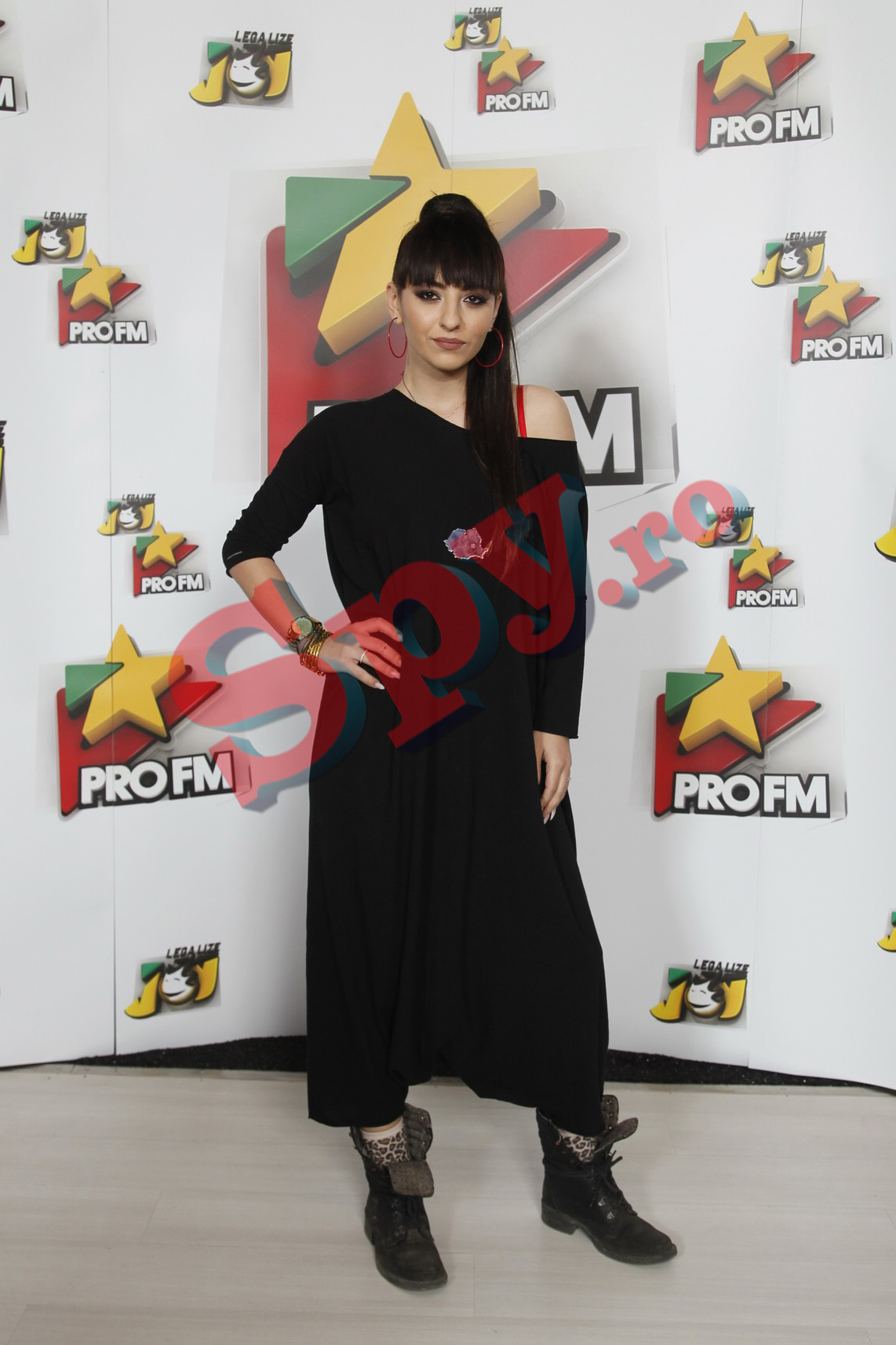 Giulia Anghelescu: Noroc cu pozitia de mare atitudine – mana in sold, ca am aflat si noi cam pe unde se afla talia.