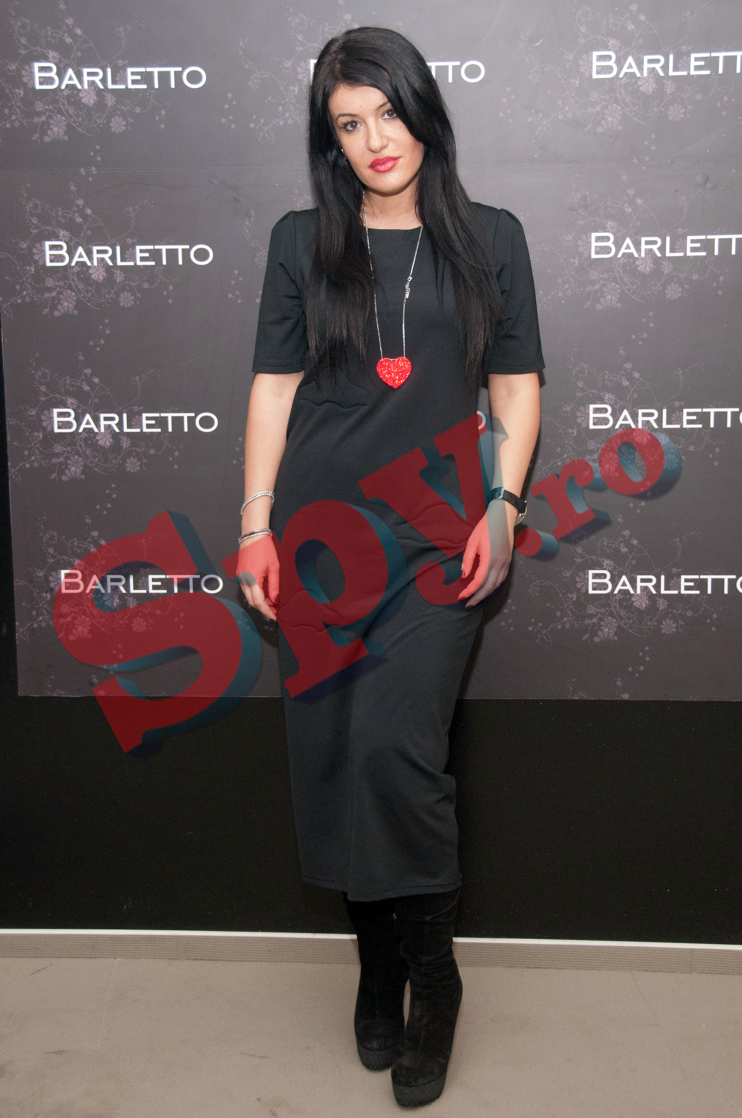 Mihaela Drafta: Uite-asa, cand ti-e lumea mai neagra, iti pui iniuma rochie la vedere si te declari purtatoare de pata de culoare