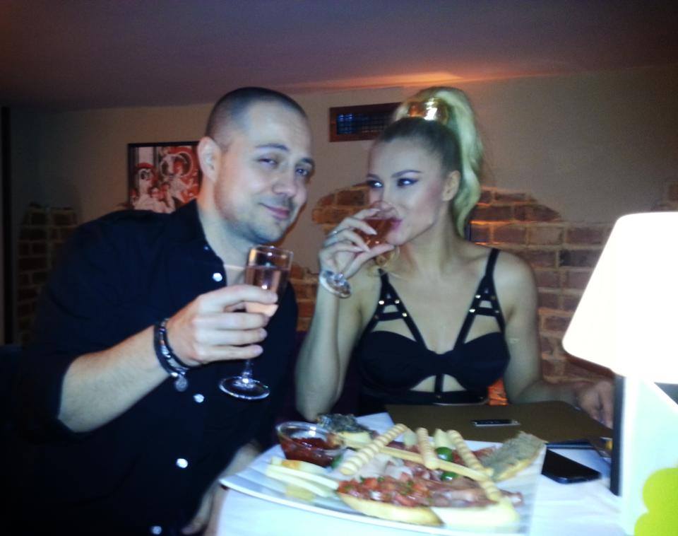 Lora si sotul ei au luat masa la un restaurant