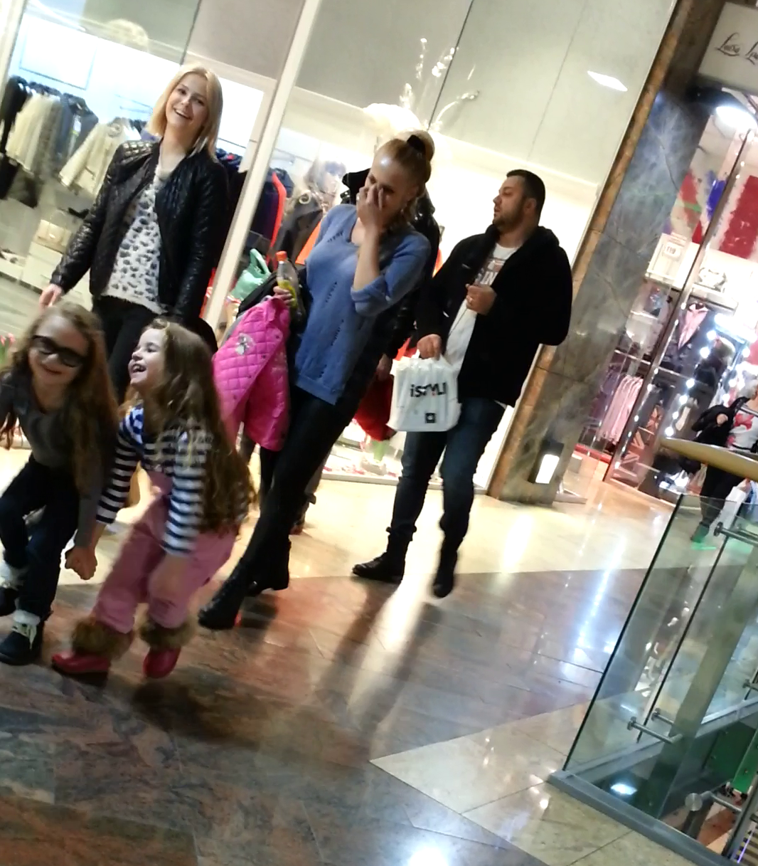 CRBL isi pazeste sotia chiar si atunci cand aceasta iese la cumparaturi