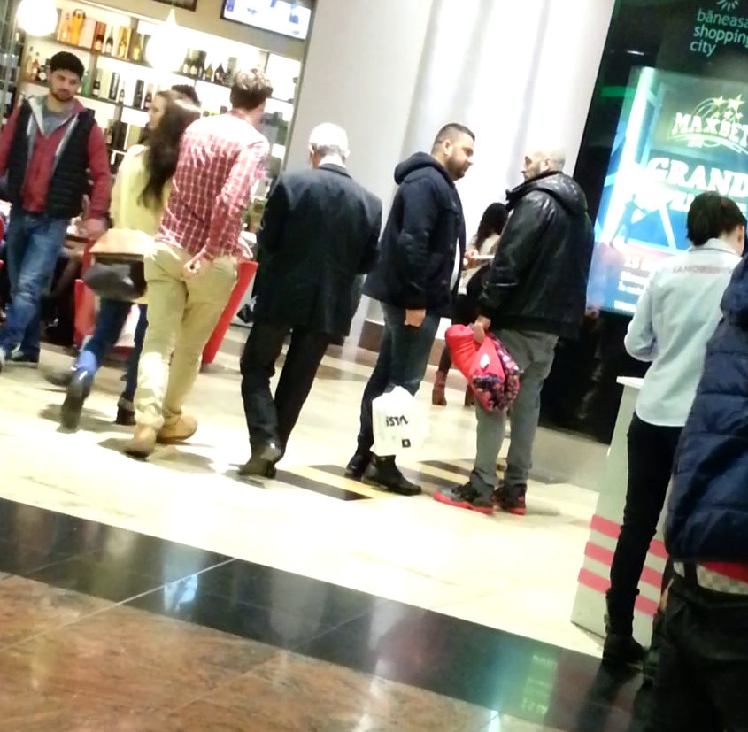 In timp ce sotiile probeaza haine, CRBL si prietenul sau stau de vorba minute bune