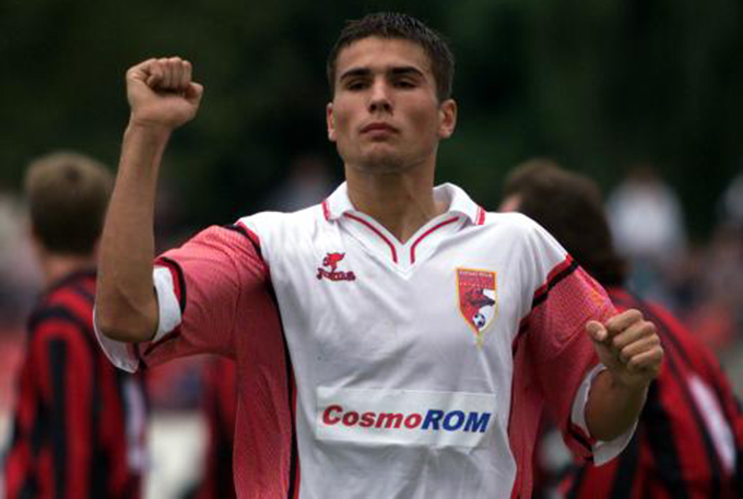 Desi ar fi stelist de mic, Mutu nu a avut nicio problema sa imbrace tricoul lui Dinamo