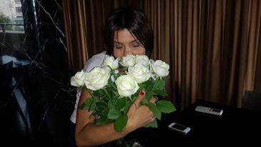 Rares are grija sa o surprinda pe iubita lui cu buchete imense de flori foto: Facebook