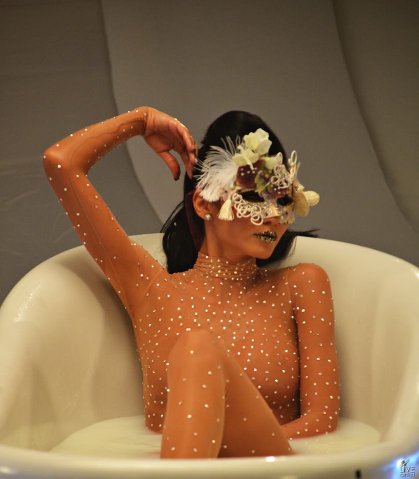 Bruneta apare in noul clip purtand o tinuta transparenta 