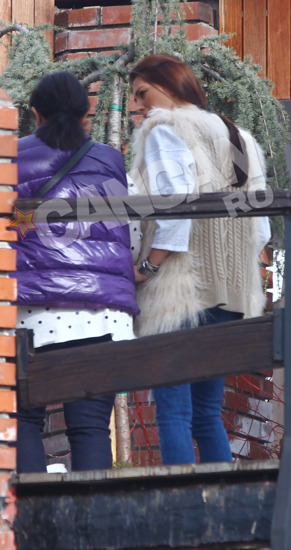 Prietenii au vizitat un showroom unde se vinde parchet