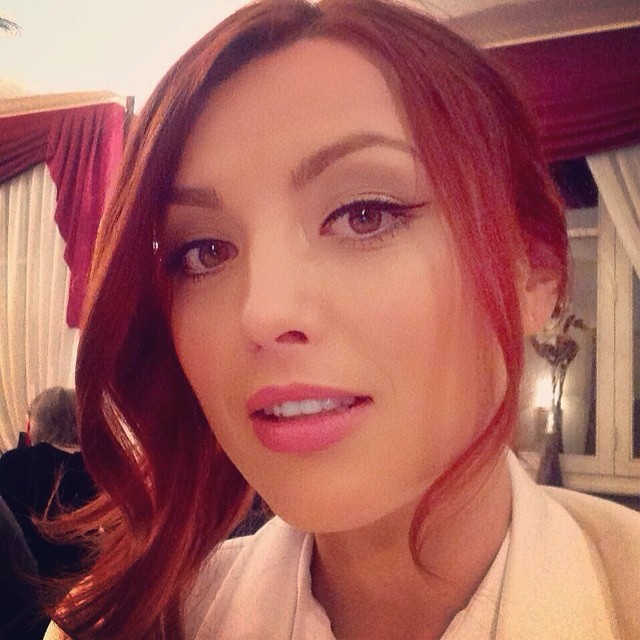 Elena a scapat de acnee