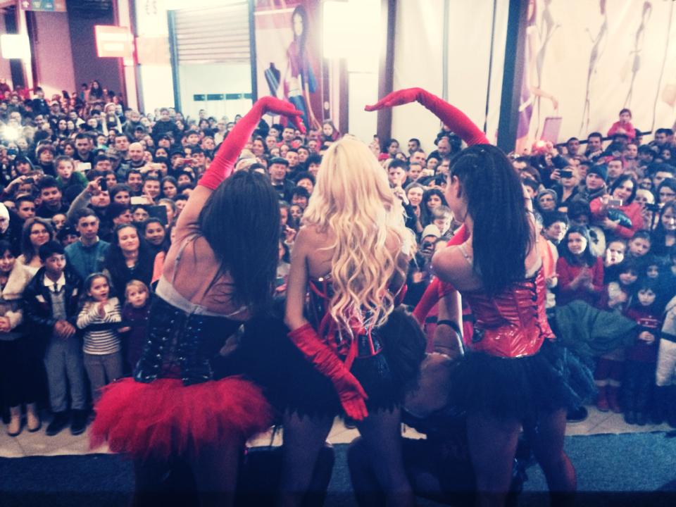 Blondinei ii trece oboseala cand vede un public atat de entuziast