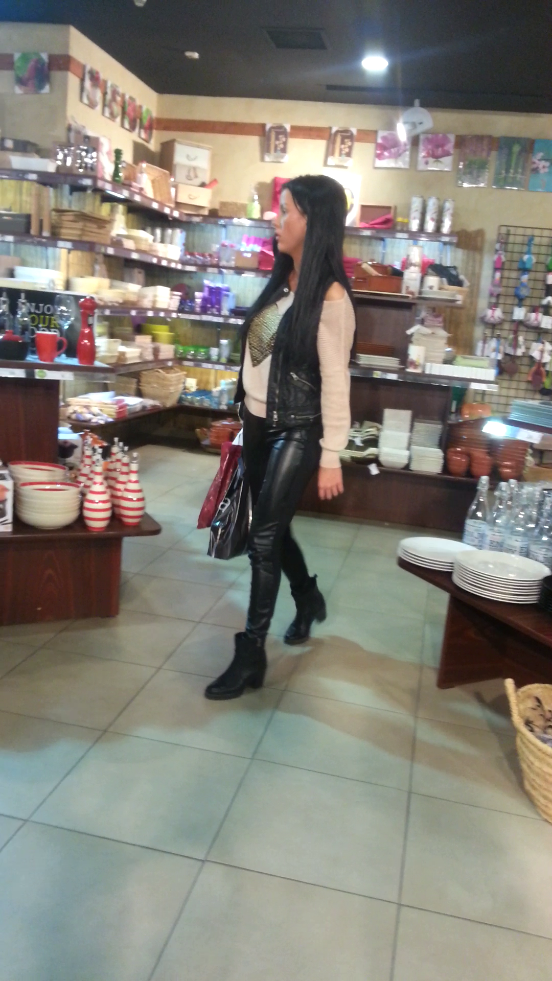 Daniela a batut in lung si in lat magazinele dintr-un mall din Capitala