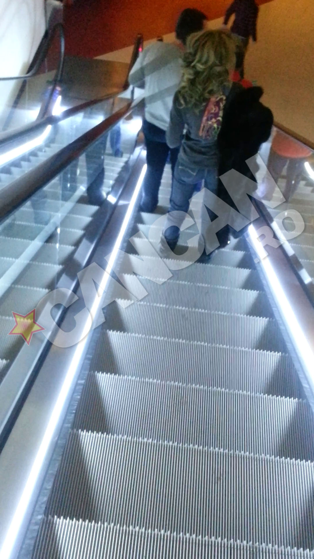 Alexandra a plecat grabita spre vitrinele din mall