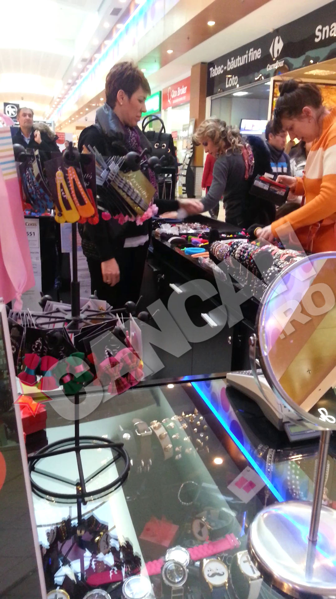 Actrita si-a cumparat o pereche de manusi