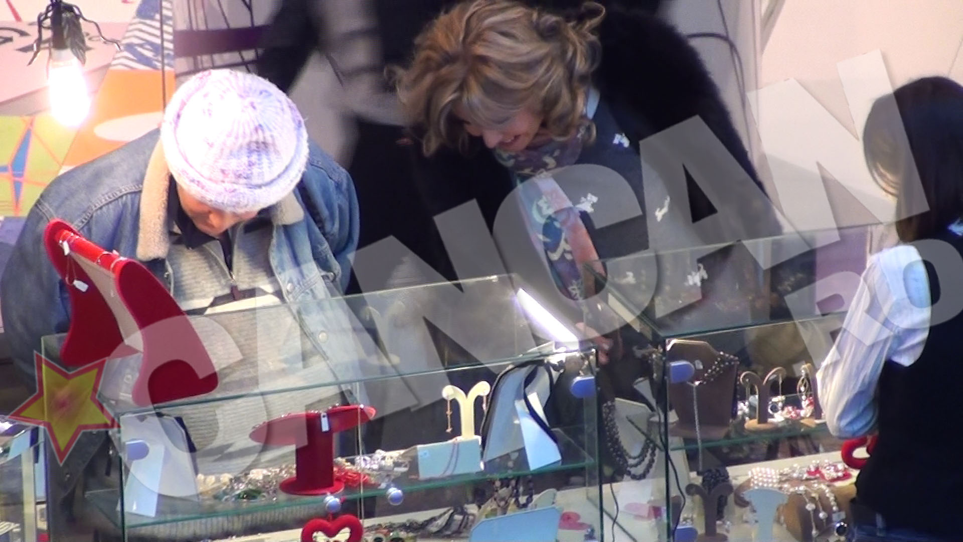 Actrita s-a uitat indelung la vitrinele cu bijuterii