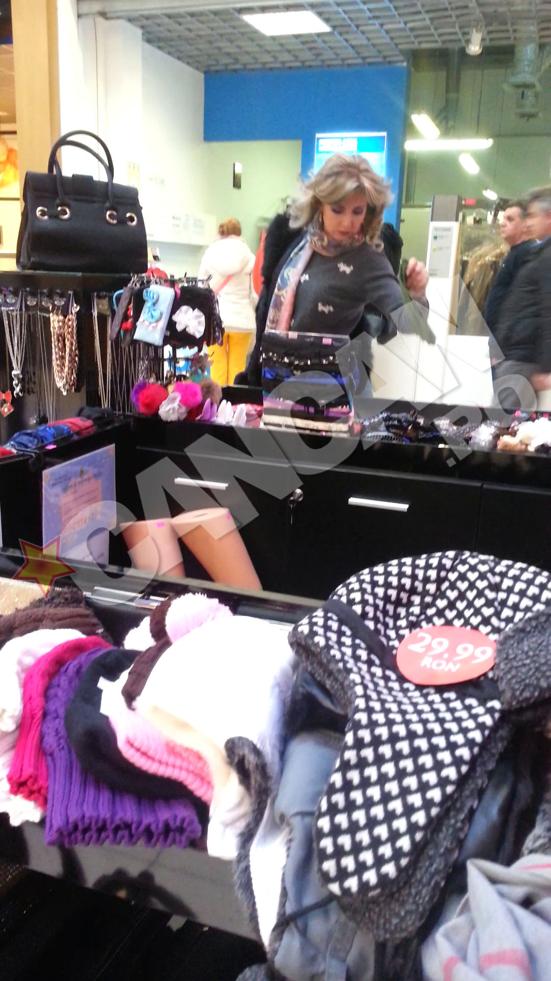 Actrita si-a luat manusi, desi vremea se incalzeste