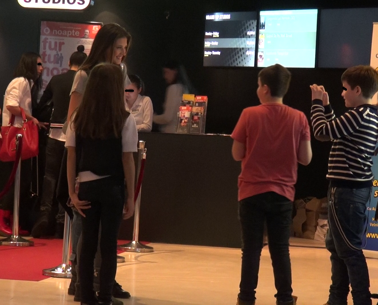 Antonia si prietenele ei au fost impreuna la mall, iar fanii au asaltat-o pe artista