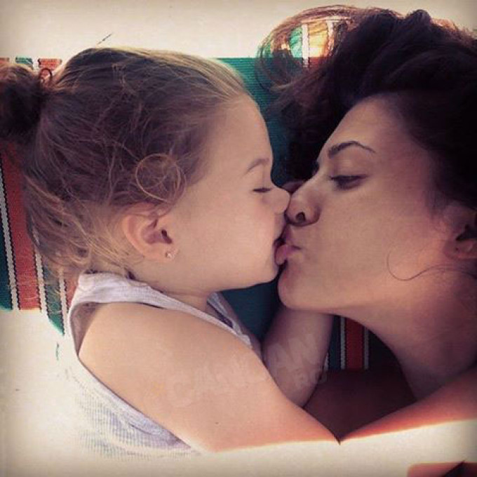 Antonia, fericita alaturi de micuta Maya