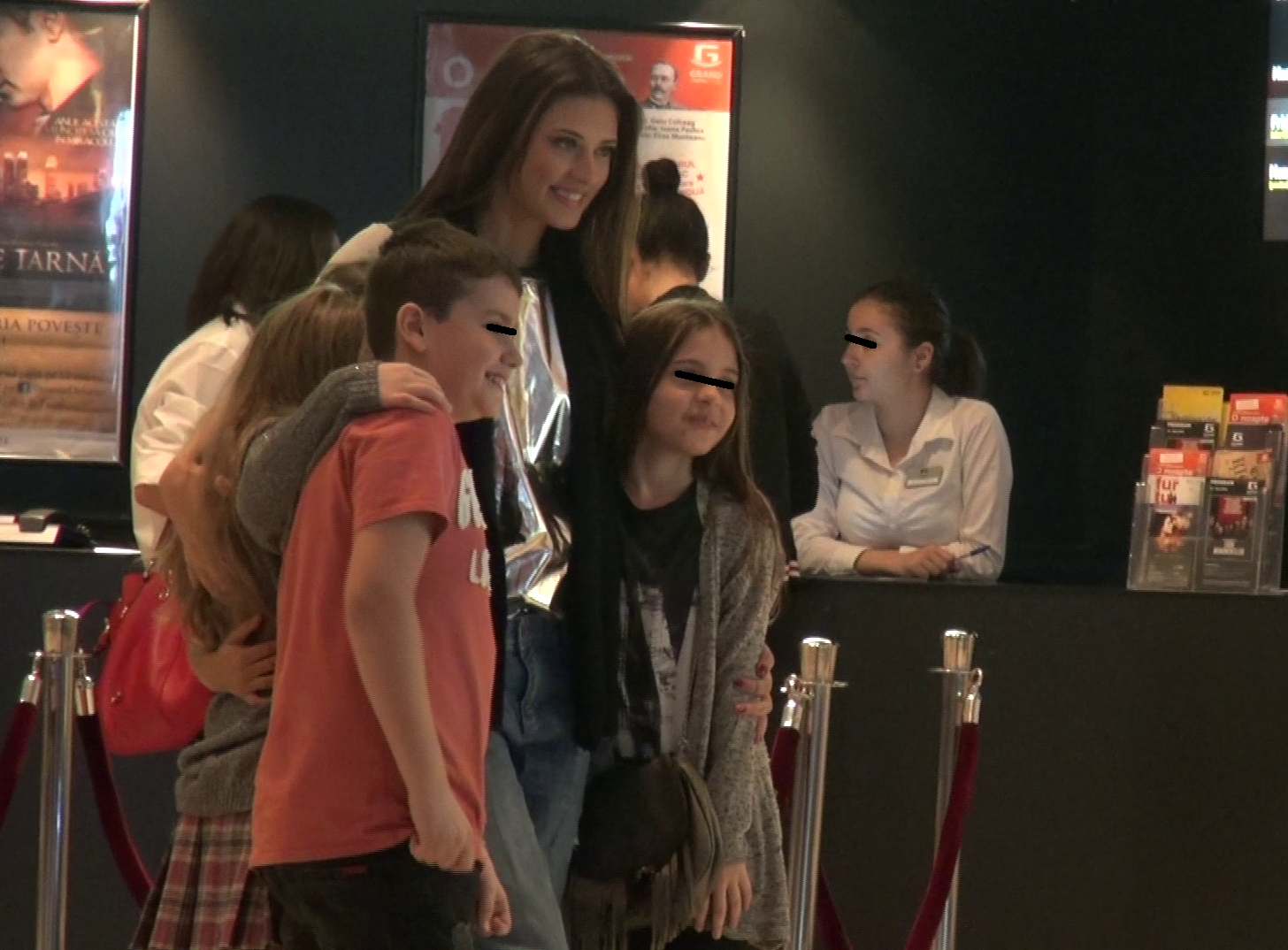 Antonia a fost foarte fericita atunci cand copii au venit sa se fotografieze cu ea