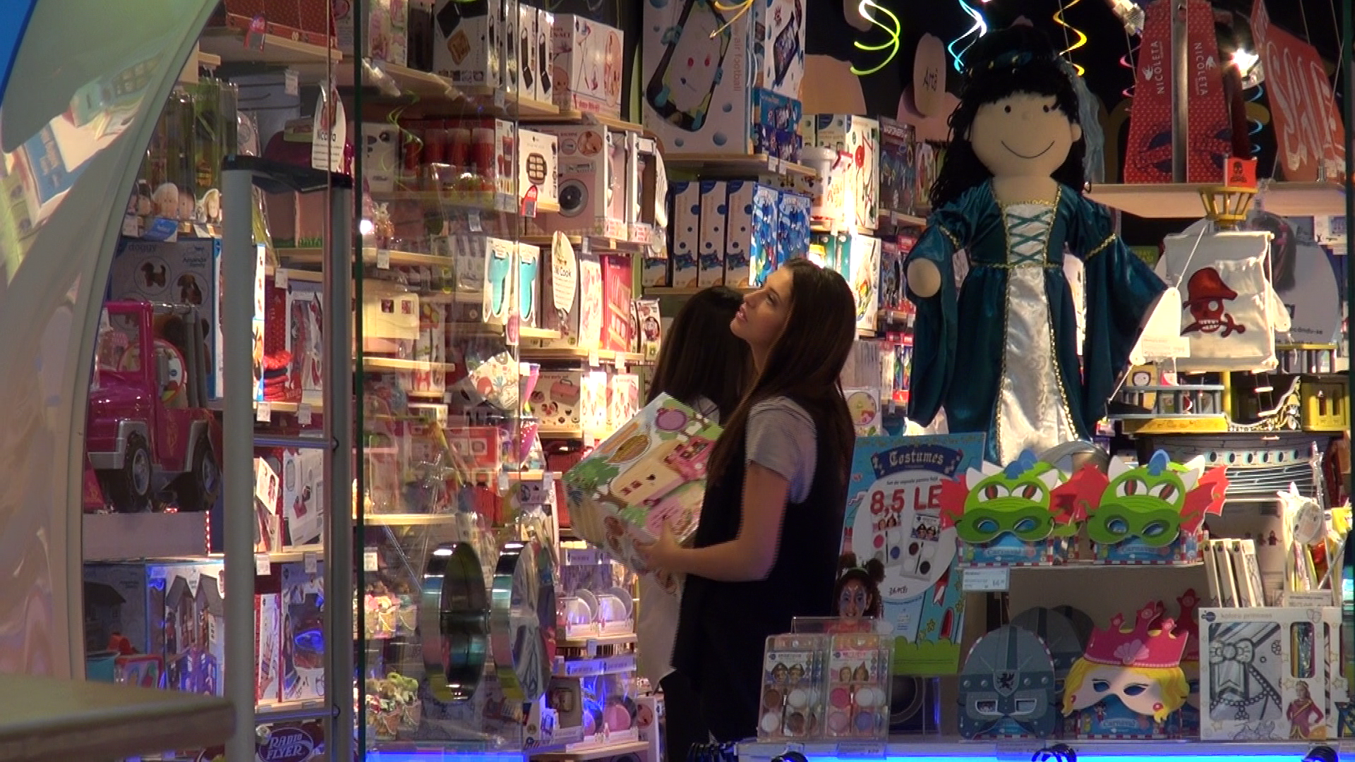 Vedeta a ales mai multe jucarii pentru fetita ei