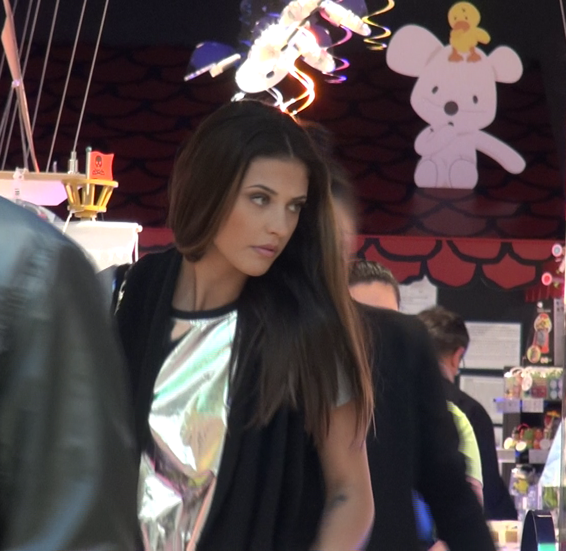 Cantareata a iesit din magazin incarcata de cadouri pentru fetita ei