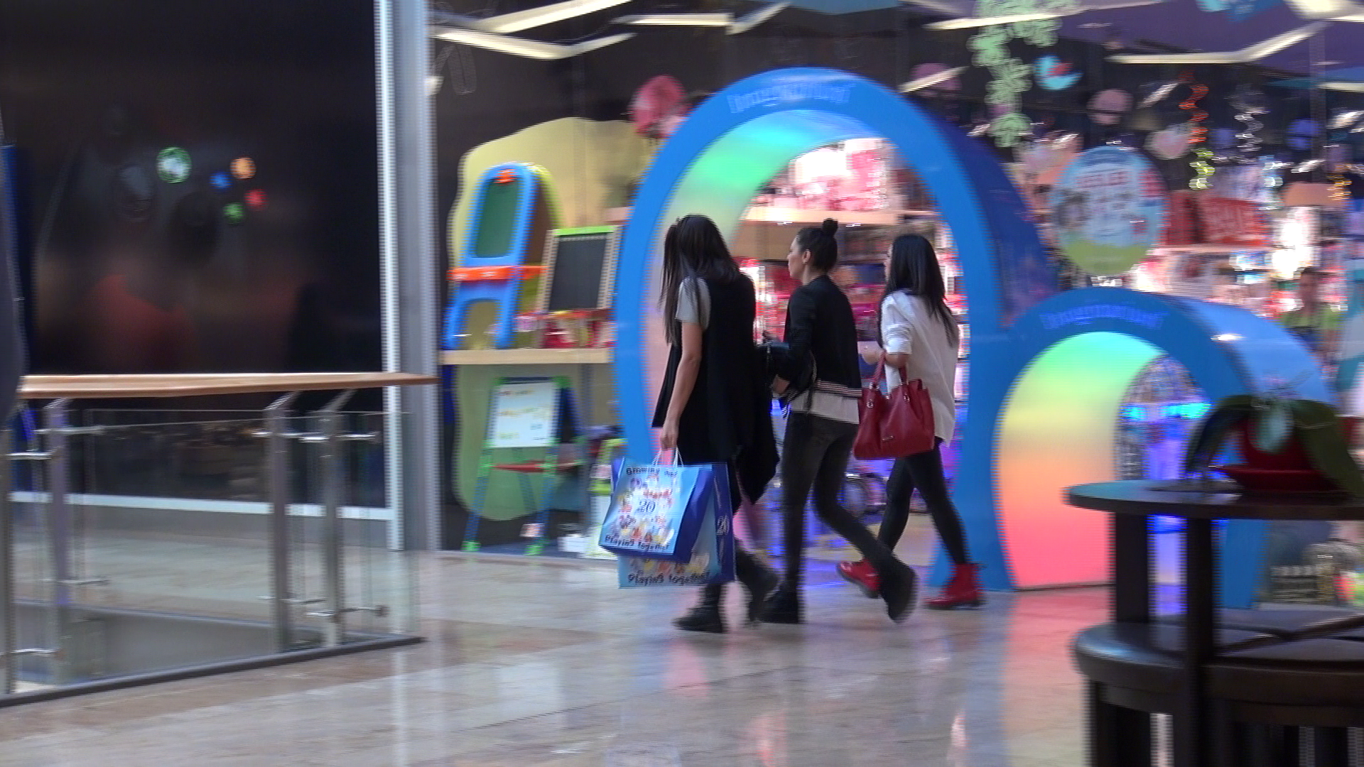 Cantareata a cumparat mai multe jucarii pentru Maya