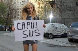 Lora si-a rugat fanii sa se roage pentru mama ei