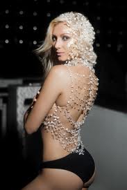 Lora are foarte multi fani, iar melodiile ei sunt in toate topurile muzicale