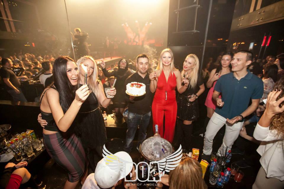 Bruneta a renuntat la tinutele foarte sexy