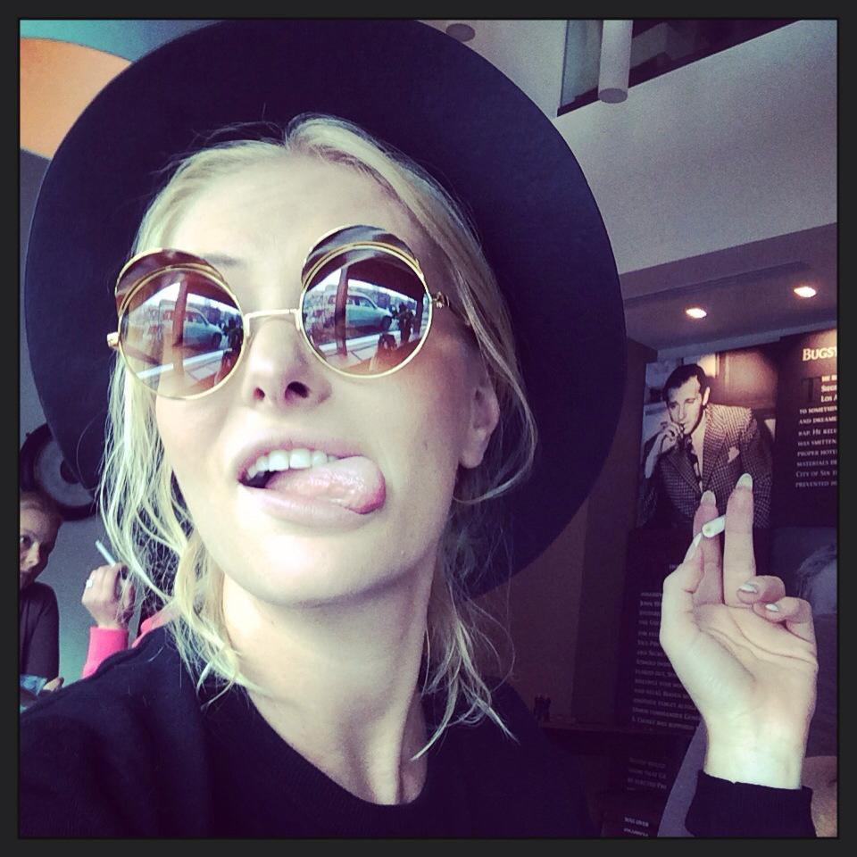 Delia si-a uimit fanii cand a aparut cu tigara in mana