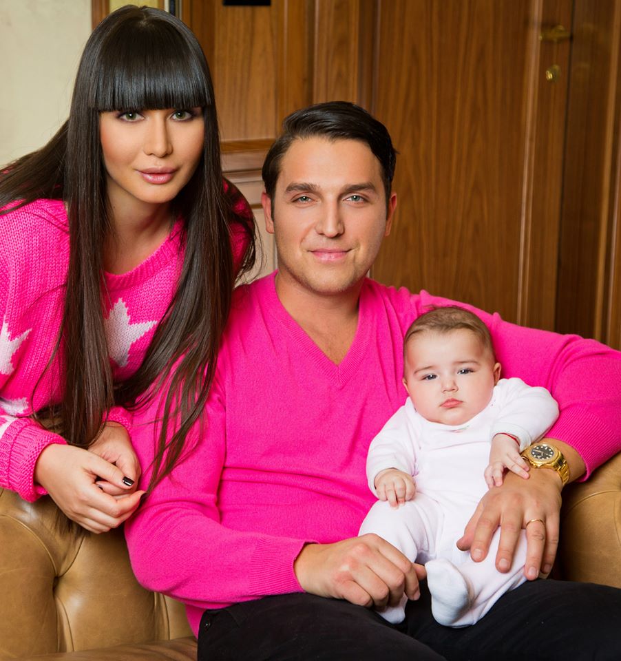 Elena Basescu a pozat alaturi de fiica si sotul sau