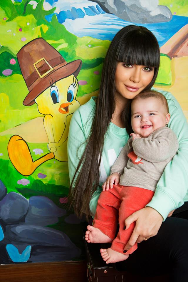 Elena Basescu este foarte dedicata cresterii micutei sale