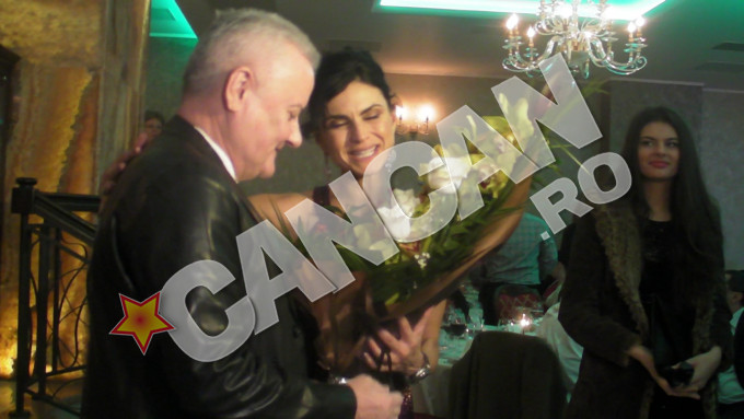 In timp ce Irinel a stat de vorba cu Ramona, Alexandra l-a privit insistent pe afacerist