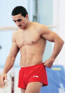 Marian a sarit in piscina de la o inaltime de zece metri si s-a ales cu fata tumefiata