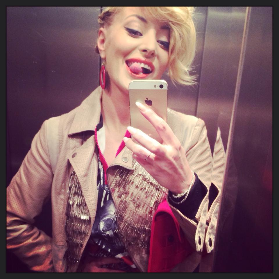 Fanii Deliei au certat-o pentru pozele cu limba scoasa