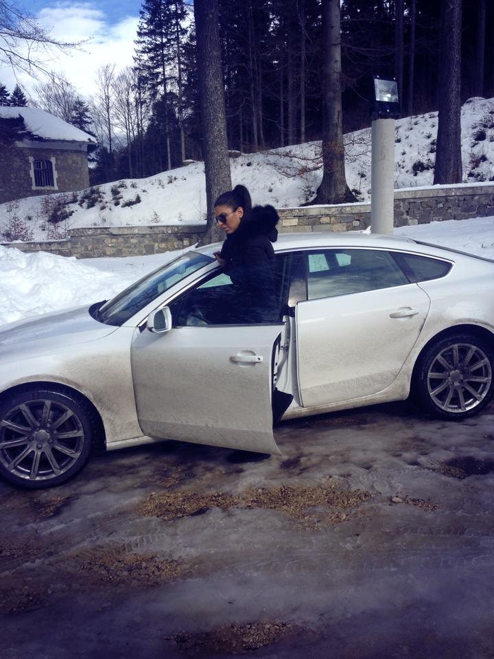 Andreea conduce un A5 alb