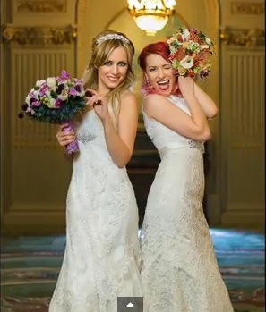 Alina si Madalina au imbracat rochiile de mireasa