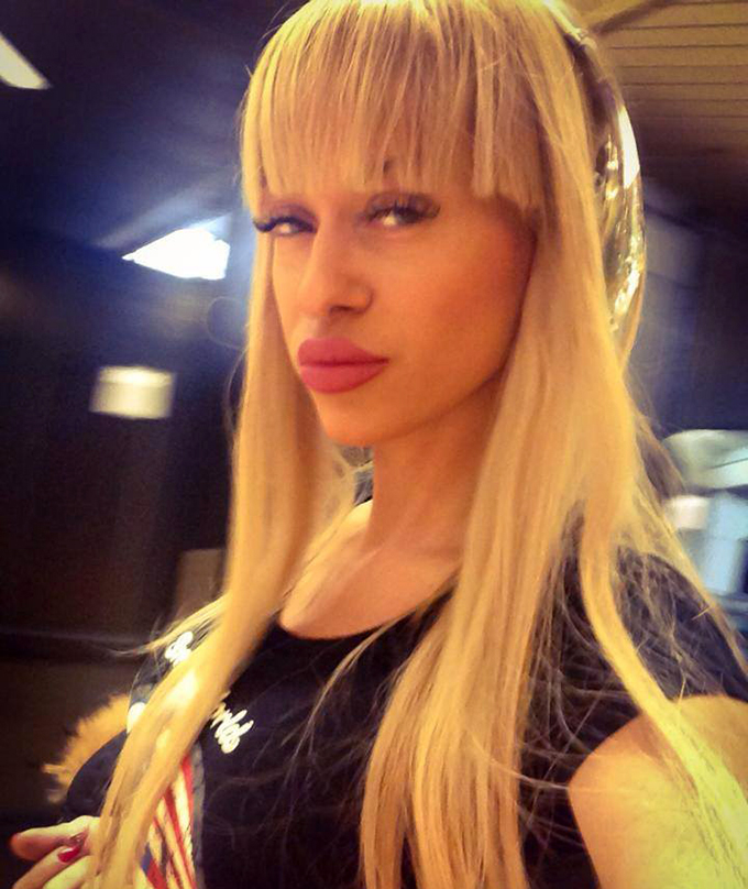 Anda Adam a invatat sa se machieze singura si foloseste foarte multe produse in acest sens