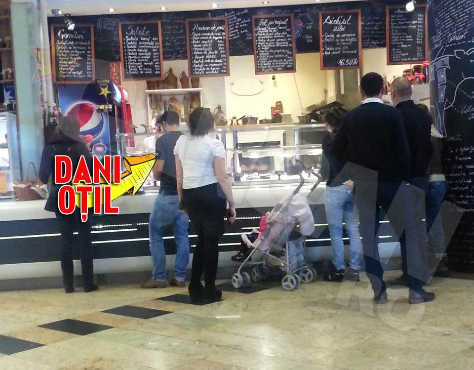 Prezentatorul isi alege ce sa isi cumpere de mancare