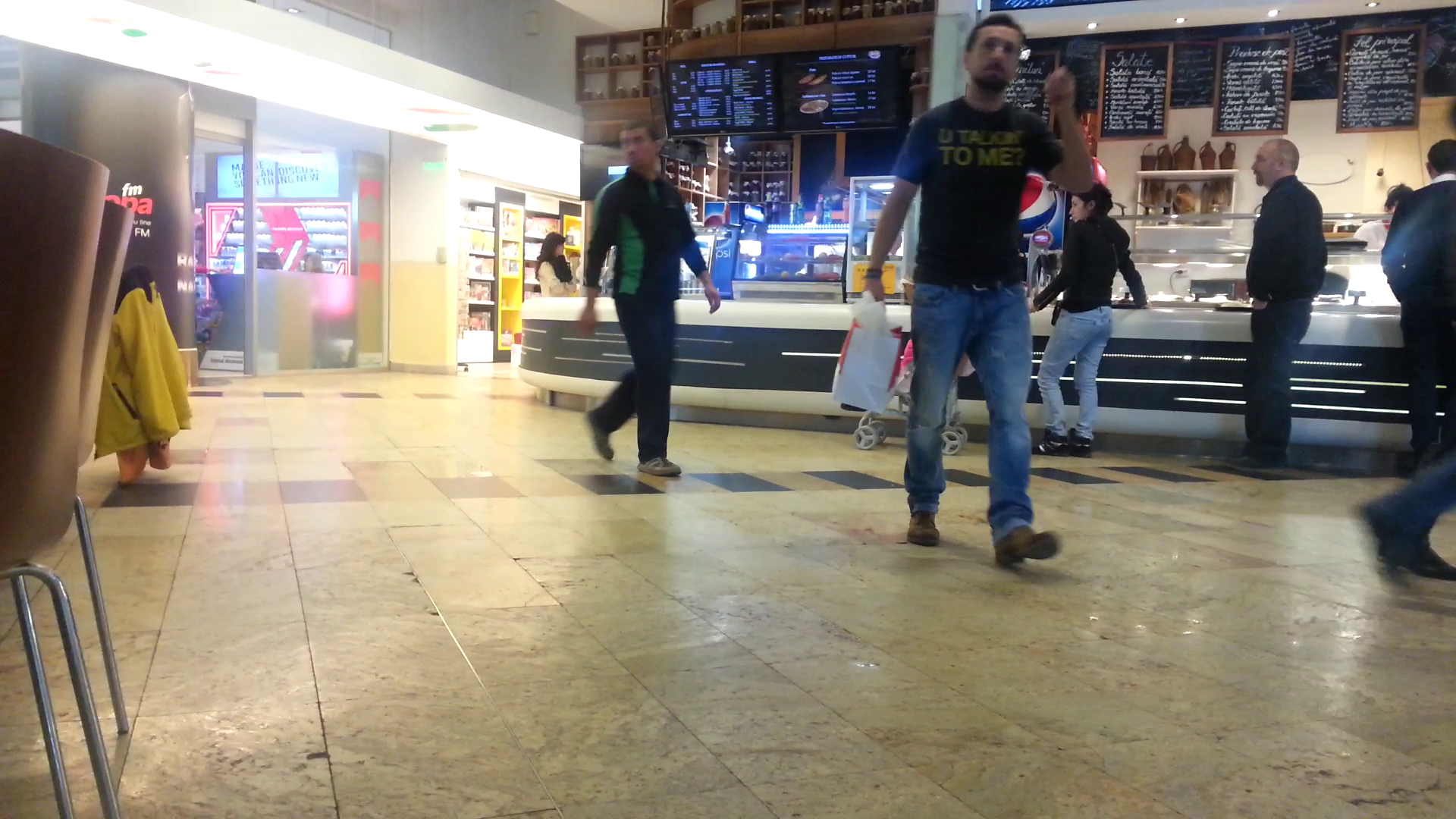 Dani ia punga cu mancare si fuge repede spre casa