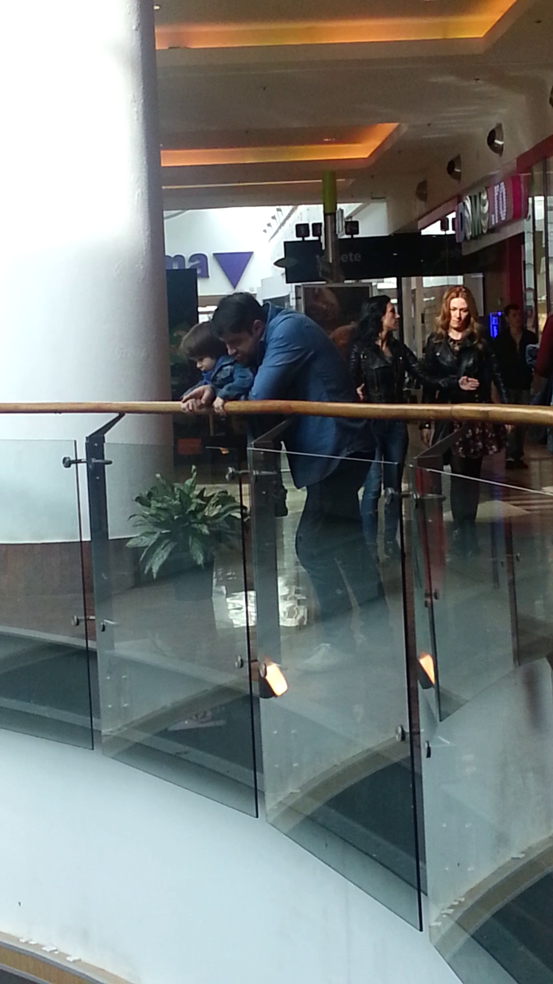 Actorul il tine pe fiul sau sprijinit de balustrada