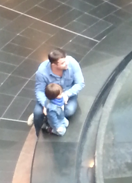 Actorul il aduce jos pe fiul sau pentru a-i arata fantanai arteziana