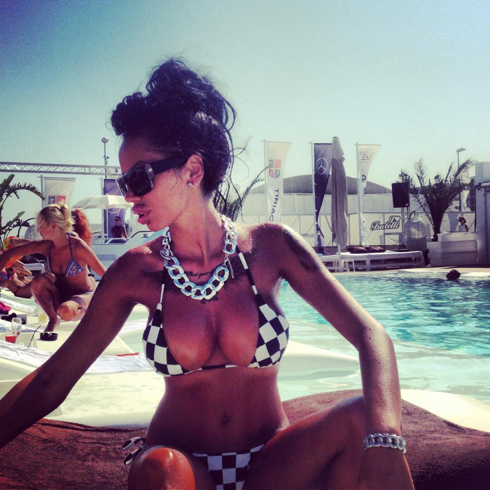 Cu ajutorul operatiilor estetice, bruneta a reusit sa isi atraga o sumedenie de admiratori