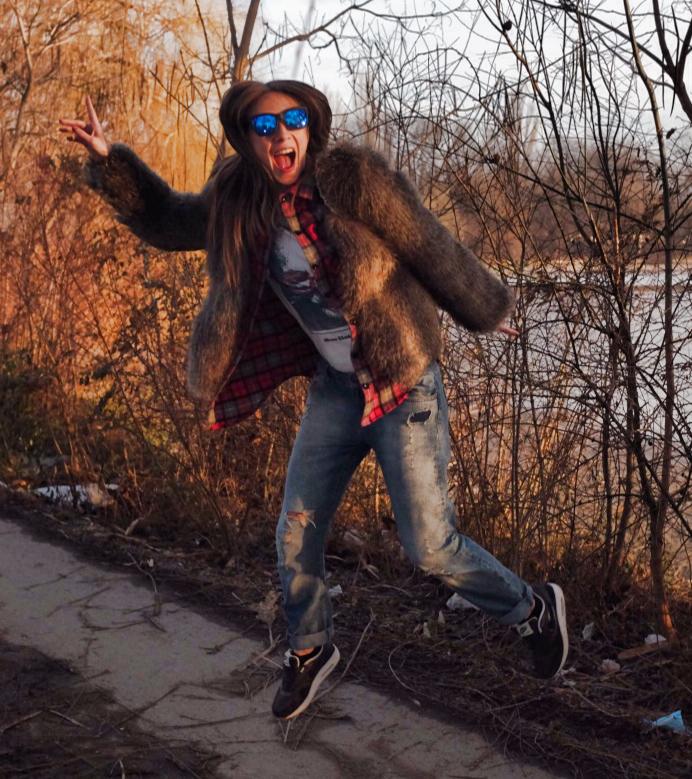 Adela Popescu a gasit un telefon in baie care s-a dovedit ca ii apartinea Corinei Bud