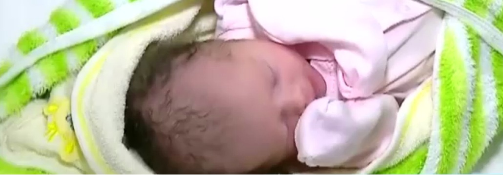 Cei doi parinti sunt in culmea fericirii